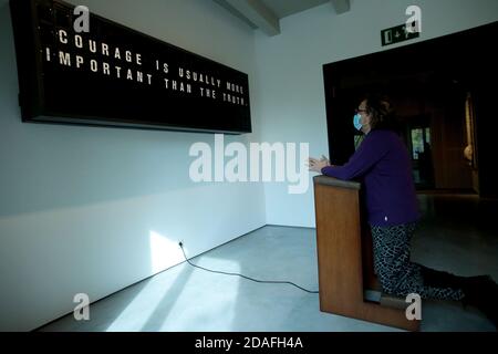 Madrid, Espagne; 12/11/2020.- Oscar Hormigos Directeur du développement de la Collection Solo. L'artiste allemand Mario Klingemann, l'une des plus grandes références dans l'art contemporain réalisé avec intelligence artificielle, présente au musée 'Espacio SOLO' dans l'exposition 'Still Human' une pièce qui travaille avec l'intelligence artificielle avec la participation du spectateur, le travail écrit des phrases dédiées à chaque visiteur qui est celui qui termine finalement le travail par l'inclinaison avant le panneau. Un autre morceau 'Memories of Passersby I', un travail qui peint des portraits éphémères en temps réel créé Banque D'Images