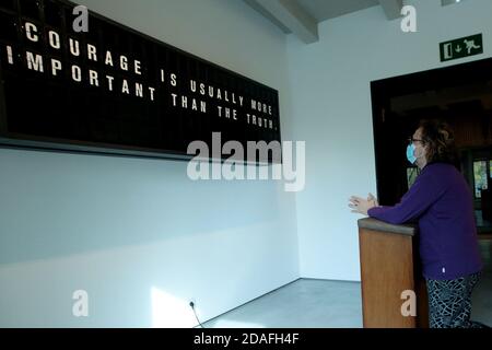 Madrid, Espagne; 12/11/2020.- Oscar Hormigos Directeur du développement de la Collection Solo. L'artiste allemand Mario Klingemann, l'une des plus grandes références dans l'art contemporain réalisé avec intelligence artificielle, présente au musée 'Espacio SOLO' dans l'exposition 'Still Human' une pièce qui travaille avec l'intelligence artificielle avec la participation du spectateur, le travail écrit des phrases dédiées à chaque visiteur qui est celui qui termine finalement le travail par l'inclinaison avant le panneau. Un autre morceau 'Memories of Passersby I', un travail qui peint des portraits éphémères en temps réel créé Banque D'Images