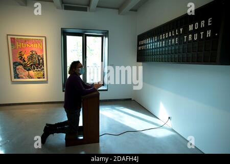 Madrid, Espagne; 12/11/2020.- Oscar Hormigos Directeur du développement de la Collection Solo. L'artiste allemand Mario Klingemann, l'une des plus grandes références dans l'art contemporain réalisé avec intelligence artificielle, présente au musée 'Espacio SOLO' dans l'exposition 'Still Human' une pièce qui travaille avec l'intelligence artificielle avec la participation du spectateur, le travail écrit des phrases dédiées à chaque visiteur qui est celui qui termine finalement le travail par l'inclinaison avant le panneau. Un autre morceau 'Memories of Passersby I', un travail qui peint des portraits éphémères en temps réel créé Banque D'Images