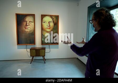 Madrid, Espagne; 12/11/2020.- Oscar Hormigos Directeur du développement de la Collection Solo. L'artiste allemand Mario Klingemann, l'une des plus grandes références dans l'art contemporain réalisé avec intelligence artificielle, présente au musée 'Espacio SOLO' dans l'exposition 'Still Human' une pièce qui travaille avec l'intelligence artificielle avec la participation du spectateur, le travail écrit des phrases dédiées à chaque visiteur qui est celui qui termine finalement le travail par l'inclinaison avant le panneau. Un autre morceau (photo) 'Memories of Passersby I', un travail qui peint des portraits éphémères dans le vrai tim Banque D'Images