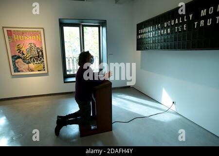 Madrid, Espagne; 12/11/2020.- Oscar Hormigos Directeur du développement de la Collection Solo. L'artiste allemand Mario Klingemann, l'une des plus grandes références dans l'art contemporain réalisé avec intelligence artificielle, présente au musée 'Espacio SOLO' dans l'exposition 'Still Human' une pièce qui travaille avec l'intelligence artificielle avec la participation du spectateur, le travail écrit des phrases dédiées à chaque visiteur qui est celui qui termine finalement le travail par l'inclinaison avant le panneau. Un autre morceau 'Memories of Passersby I', un travail qui peint des portraits éphémères en temps réel créé Banque D'Images