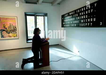 Madrid, Espagne; 12/11/2020.- Oscar Hormigos Directeur du développement de la Collection Solo. L'artiste allemand Mario Klingemann, l'une des plus grandes références dans l'art contemporain réalisé avec intelligence artificielle, présente au musée 'Espacio SOLO' dans l'exposition 'Still Human' une pièce qui travaille avec l'intelligence artificielle avec la participation du spectateur, le travail écrit des phrases dédiées à chaque visiteur qui est celui qui termine finalement le travail par l'inclinaison avant le panneau. Un autre morceau 'Memories of Passersby I', un travail qui peint des portraits éphémères en temps réel créé Banque D'Images