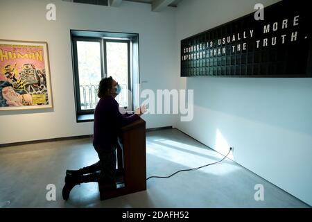 Madrid, Espagne; 12/11/2020.- Oscar Hormigos Directeur du développement de la Collection Solo. L'artiste allemand Mario Klingemann, l'une des plus grandes références dans l'art contemporain réalisé avec intelligence artificielle, présente au musée 'Espacio SOLO' dans l'exposition 'Still Human' une pièce qui travaille avec l'intelligence artificielle avec la participation du spectateur, le travail écrit des phrases dédiées à chaque visiteur qui est celui qui termine finalement le travail par l'inclinaison avant le panneau. Un autre morceau 'Memories of Passersby I', un travail qui peint des portraits éphémères en temps réel créé Banque D'Images