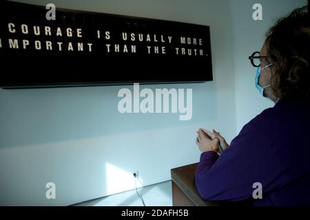 Madrid, Espagne; 12/11/2020.- Oscar Hormigos Directeur du développement de la Collection Solo. L'artiste allemand Mario Klingemann, l'une des plus grandes références dans l'art contemporain réalisé avec intelligence artificielle, présente au musée 'Espacio SOLO' dans l'exposition 'Still Human' une pièce qui travaille avec l'intelligence artificielle avec la participation du spectateur, le travail écrit des phrases dédiées à chaque visiteur qui est celui qui termine finalement le travail par l'inclinaison avant le panneau. Un autre morceau (photo) 'Memories of Passersby I', un travail qui peint des portraits éphémères dans le vrai tim Banque D'Images