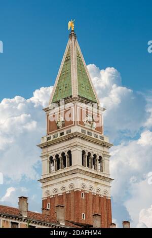 Venise, Campanile de San Marco (clocher) sur la place Saint-Marc, sur un ciel bleu avec des nuages. Patrimoine mondial de l'UNESCO, Vénétie, Italie, Europe. Banque D'Images