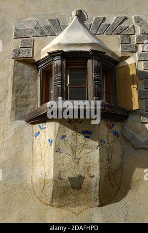 Ancien balcon avec fenêtres en bois dans l'ancien village d'Ardez, commune de Scuol, vallée d'Engadin, canton de Graubunden, Suisse, Europe Banque D'Images