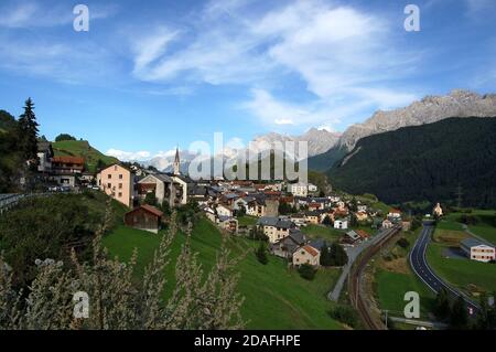 Village d'Ardez, commune de Scuol, Alpes suisses et ruines antiques du château médiéval de Steinsberg. Vallée de l'Engadine, canton de Graubunden, Suisse. Banque D'Images