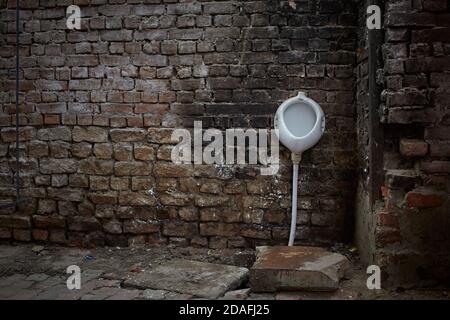 Varanasi, Inde, décembre 2015. Urinoir public au milieu de la rue. Banque D'Images