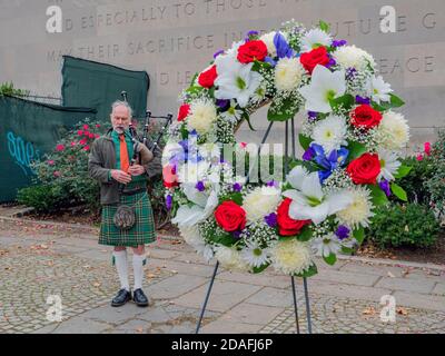 New York, New York, États-Unis. 11 novembre 2020. Lone Bagpiper joue au Brooklyn War Memorial au Brooklyn War Memorial. Les anciens combattants ont été honorés pour leur service dans ce monument commémoratif du parc Cadman Plaza en hommage aux anciens combattants de la seconde guerre mondiale. Crédit : Milo Hess/ZUMA Wire/Alay Live News Banque D'Images