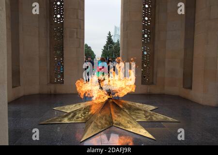 Bakou - Azerbaïdjan : 10 novembre 2020. Allée du cimetière et mémorial des martyrs à Bakou. Personnes prenant des photos devant le monument des martyrs Banque D'Images