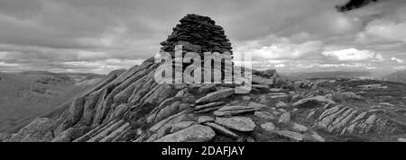 Le sommet Cairn d'Ill Bell Fell, la vallée de Hartsop, le col de Kirkstone, le parc national de Lake District, Cumbria, Angleterre, Royaume-Uni Ill Bell Fell est l'un des 214 W Banque D'Images