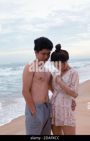 Belle photo d'un couple heureux dans la mer, Vung Tau Banque D'Images