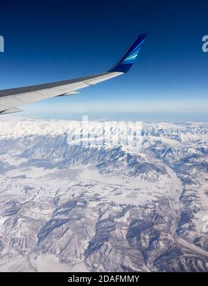 Zone Caucase, Azerbaïdjan - 12 février 2020 : aile de passagers Azerbaijan Airlines avec le logo de la société au-dessus de la gamme Grand Caucase avec s. Banque D'Images