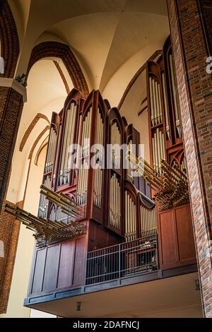 De grands orgues de pipe dans la basilique de la cathédrale Saint-Jacques l'Apôtre à Szczecin, Pologne. L'Église a été fondée en 1187 et achevée au XIV siècle Banque D'Images
