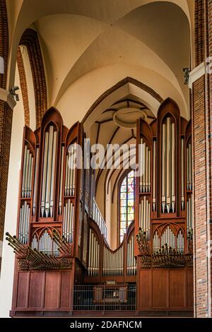 De grands orgues de pipe dans la basilique de la cathédrale Saint-Jacques l'Apôtre à Szczecin, Pologne. L'Église a été fondée en 1187 et achevée au XIV siècle Banque D'Images