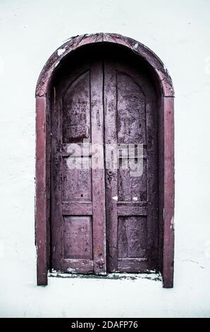 Anciennes portes bordeaux. Photo isolée d'un élément architectural Banque D'Images