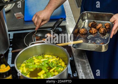 Simon Klein prépare la soupe aux haricots avec de la bière fumée, du safran et des aliments salés à Bamberg, en Allemagne Banque D'Images