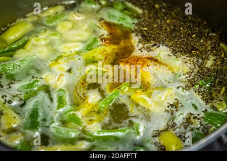 Simon Klein prépare la soupe aux haricots avec de la bière fumée, du safran et des aliments salés à Bamberg, en Allemagne Banque D'Images