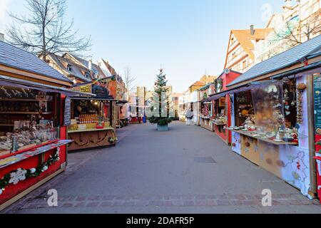 Colmar, France - 1,2019 Décembre : Marché de Noël entre les maisons à colombages de la ville de Colmar, Alsace, France Banque D'Images