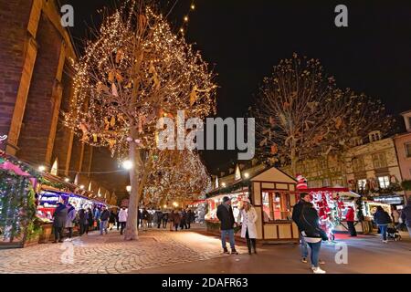 Colmar, France - 1,2019 Décembre : Marché de Noël entre les maisons à colombages de la ville de Colmar, Alsace, France Banque D'Images