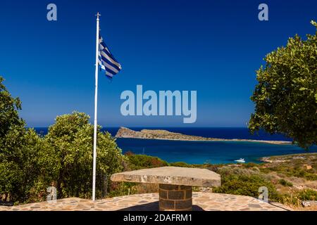 Un autel extérieur avec des drapeaux grecs et byzantins à un Petite église donnant sur la mer Égée Banque D'Images