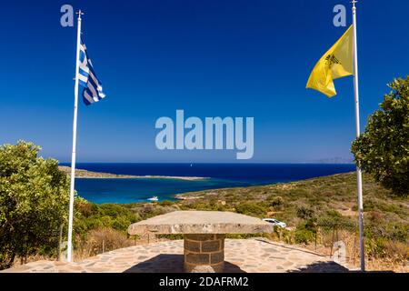 Un autel extérieur avec des drapeaux grecs et byzantins à un Petite église donnant sur la mer Égée Banque D'Images