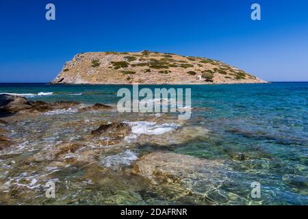 Ruines de Minoan anciennes sur une petite île au large du village de pêcheurs de Mochlos, en Crète Banque D'Images