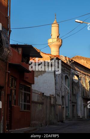 Konak, le centre culturel, artistique et de divertissement d'Izmir, est fréquenté par les touristes locaux et étrangers. Banque D'Images