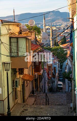 Konak, le centre culturel, artistique et de divertissement d'Izmir, est fréquenté par les touristes locaux et étrangers. Banque D'Images