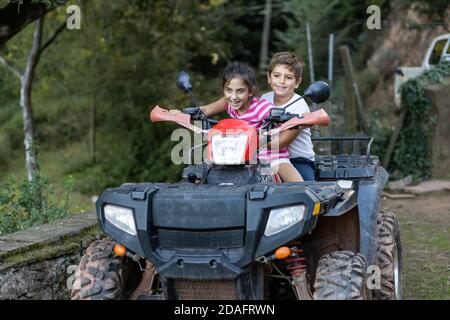 Deux petits enfants en quad Banque D'Images