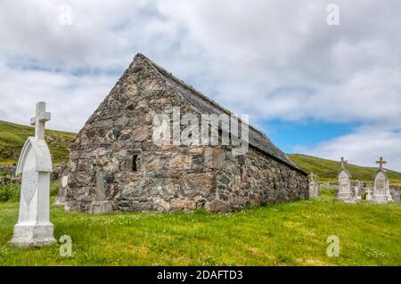 La chapelle de Kilbar au lieu de sépulture de Cille-bharra, au nord de l'île de Barra, dans les Hébrides extérieures. Banque D'Images