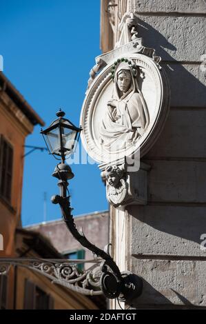 Une niche votive religieuse dans le centre historique de Rome Italie Banque D'Images