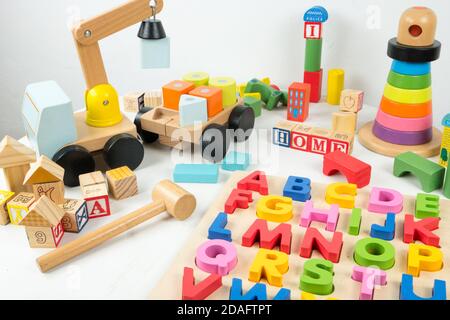 Jouets en bois pour construire l'imagination sur la table blanche et le fond blanc. Idéal pour encourager la créativité. Banque D'Images