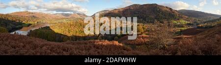 Un panorama de Grasmere et Rydal Water, dans le quartier des lacs anglais, avec de belles couleurs d'automne. Banque D'Images