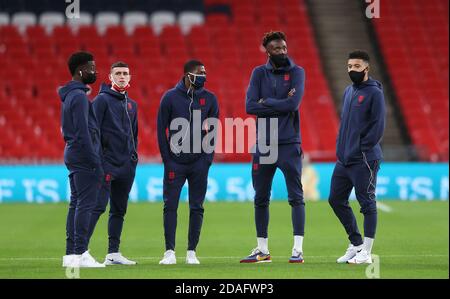 De gauche à droite, Bukayo Saka, Phil Foden, Ainsley Maitland-Niles, Tammy Abraham et Jadon Sancho sur le terrain avant le stade international Wembley, Londres. Banque D'Images