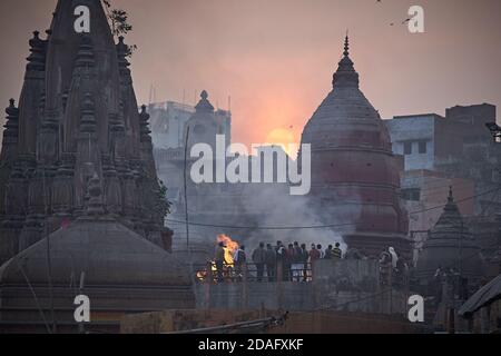 Varanasi, Inde, décembre 2015. Manikarnika, le principal ghat funéraire au crépuscule. Banque D'Images