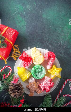 Noël drôle de crêpes colorées sous forme de symboles traditionnels de Noël - bonhomme de neige, homme de pain d'épice, arbre de Noël, étoile, canne à sucre, bottes de noël et chri Banque D'Images