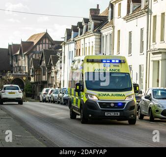 West Midlands Ambulance ambulanciers paramédicaux sur un shout à Warwick, Warwickshire Banque D'Images