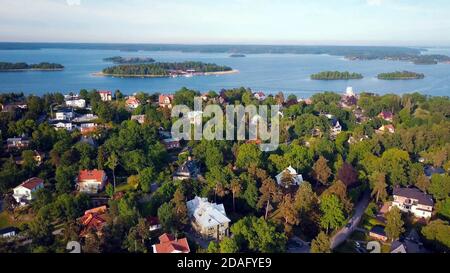 Vue aérienne en hauteur des maisons entre arbres forestiers sur le lac en Suède. Banque D'Images