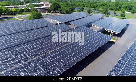 vue aérienne haute des panneaux solaires vides sur le toit de stationnement. Banque D'Images