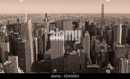 Vue aérienne en sépia noir et blanc sur Manhattan et Central Park, New York City, États-Unis. Banque D'Images