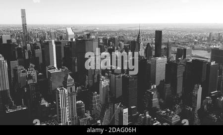 Vue en noir et blanc sur les bâtiments de Manhattan, New York, États-Unis Banque D'Images