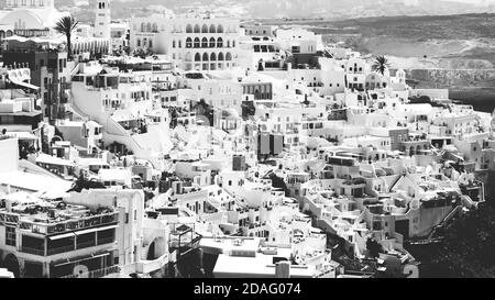 Noir et blanc belle vue Oia village Santorini île, mer Egée, Grèce. Banque D'Images