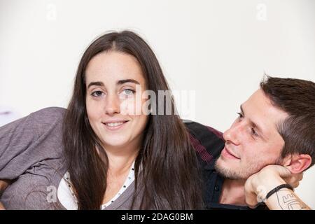 Portrait d'un couple naturellement affectueux qui s'aiment les uns les autres Banque D'Images