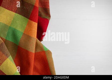 Serviette en lin de couleur sur fond en bois blanc avec espace pour le texte. Mise en page, modèle. Banque D'Images