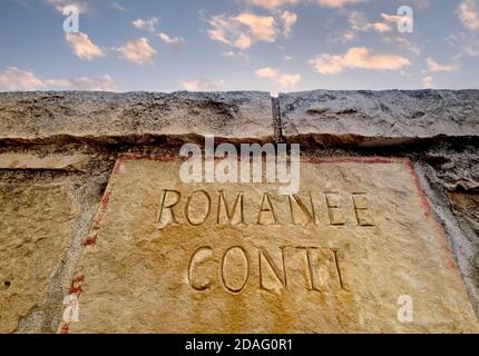 Romané-Conti plaque de pierre gravée avec coucher de soleil derrière dans le vignoble périphérique Mur du célèbre vignoble du Grand cru romané-Conti Vosne-Romanee Burgund Banque D'Images