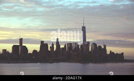 Bâtiments East River et manhattan au coucher du soleil, New York City, États-Unis. Banque D'Images