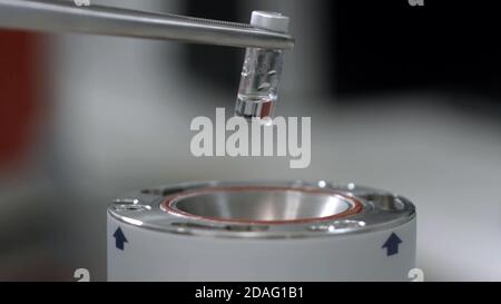 ajoutez l'échantillon de capsule de verre à centrifuger dans le laboratoire, vue rapprochée sélective. Banque D'Images