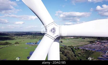 Gros plan aérien d'une éolienne pales, avec vue sur la campagne en arrière-plan. Banque D'Images