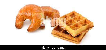 Gaufres belges traditionnelles et croissants isolés sur fond blanc. Photo large. Flat Lay, vue de dessus. Banque D'Images